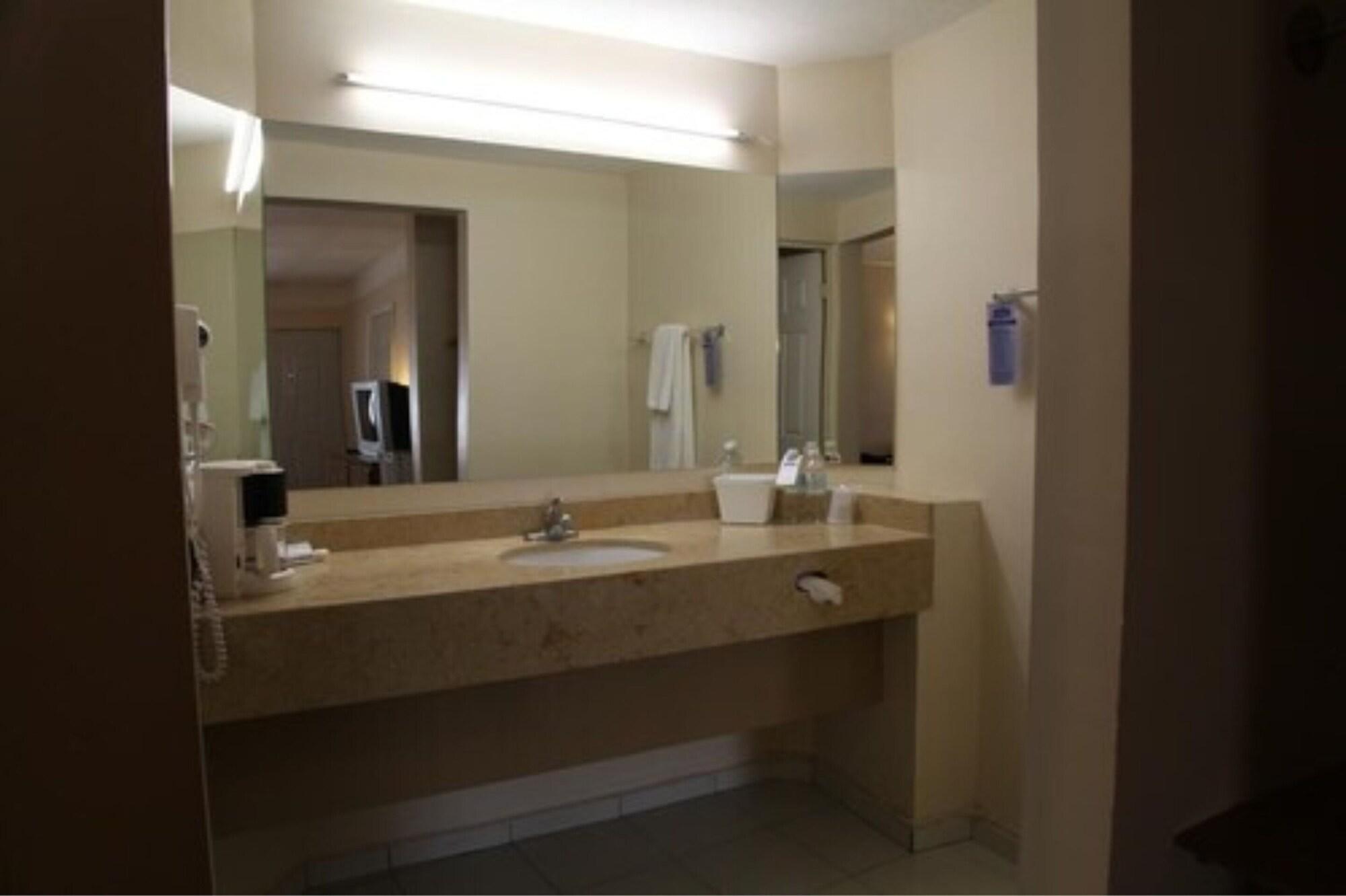 American Inn Hotel & Suites Parral ภายนอก รูปภาพ