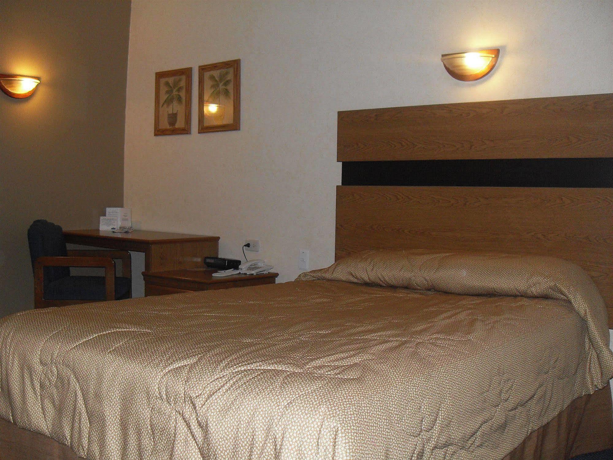 American Inn Hotel & Suites Parral ภายนอก รูปภาพ