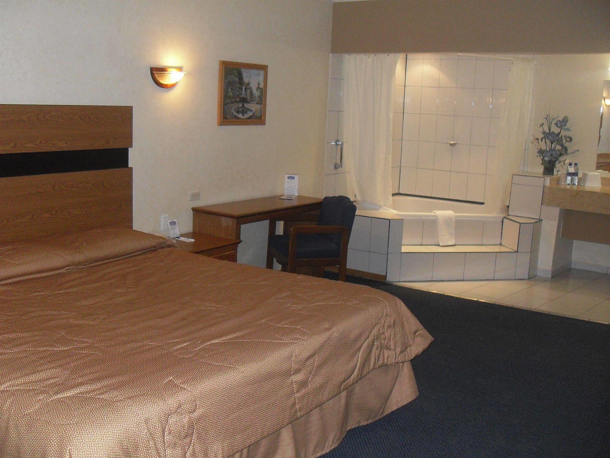 American Inn Hotel & Suites Parral ภายนอก รูปภาพ