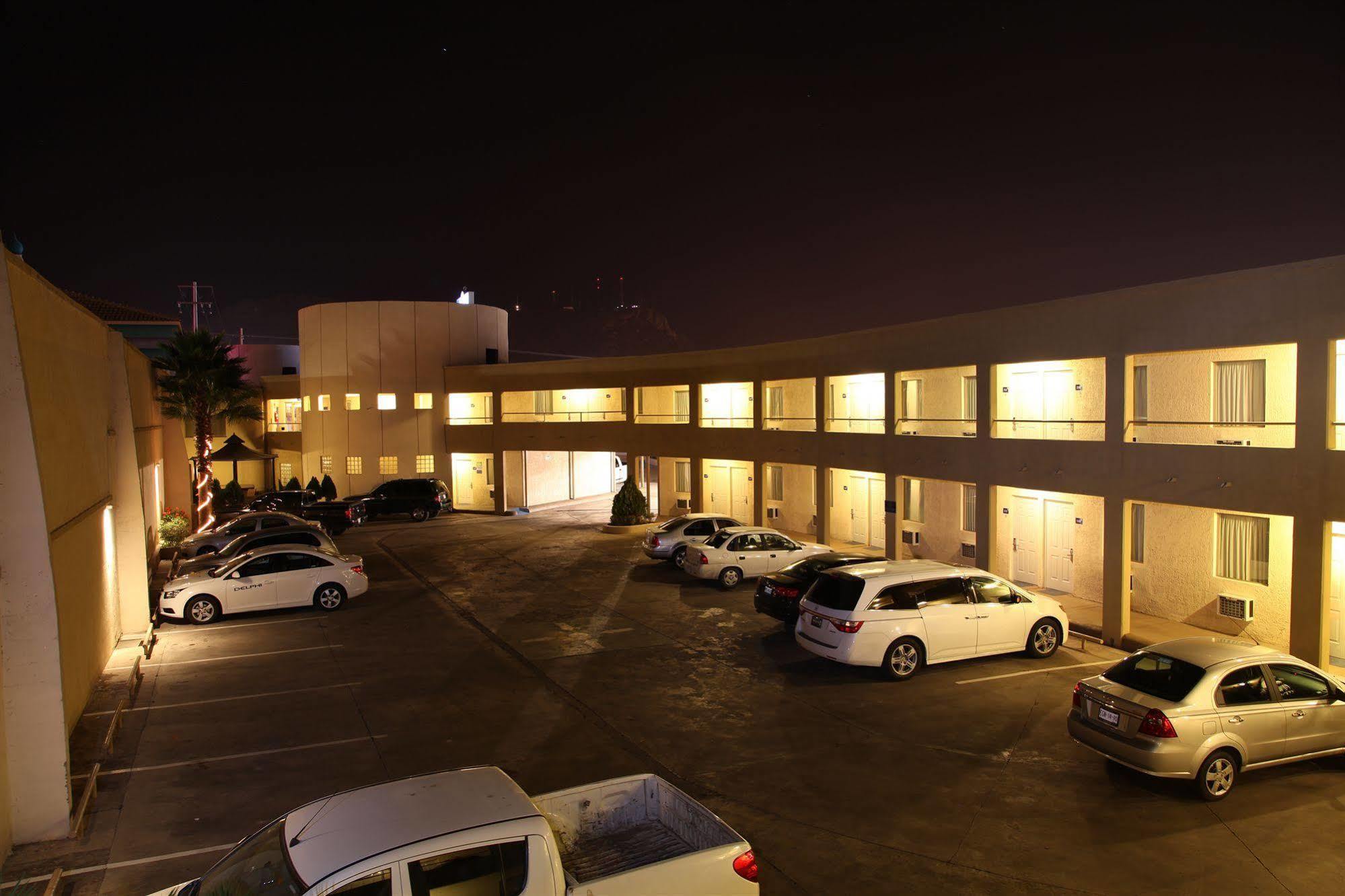 American Inn Hotel & Suites Parral ภายนอก รูปภาพ