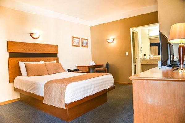 American Inn Hotel & Suites Parral ภายนอก รูปภาพ